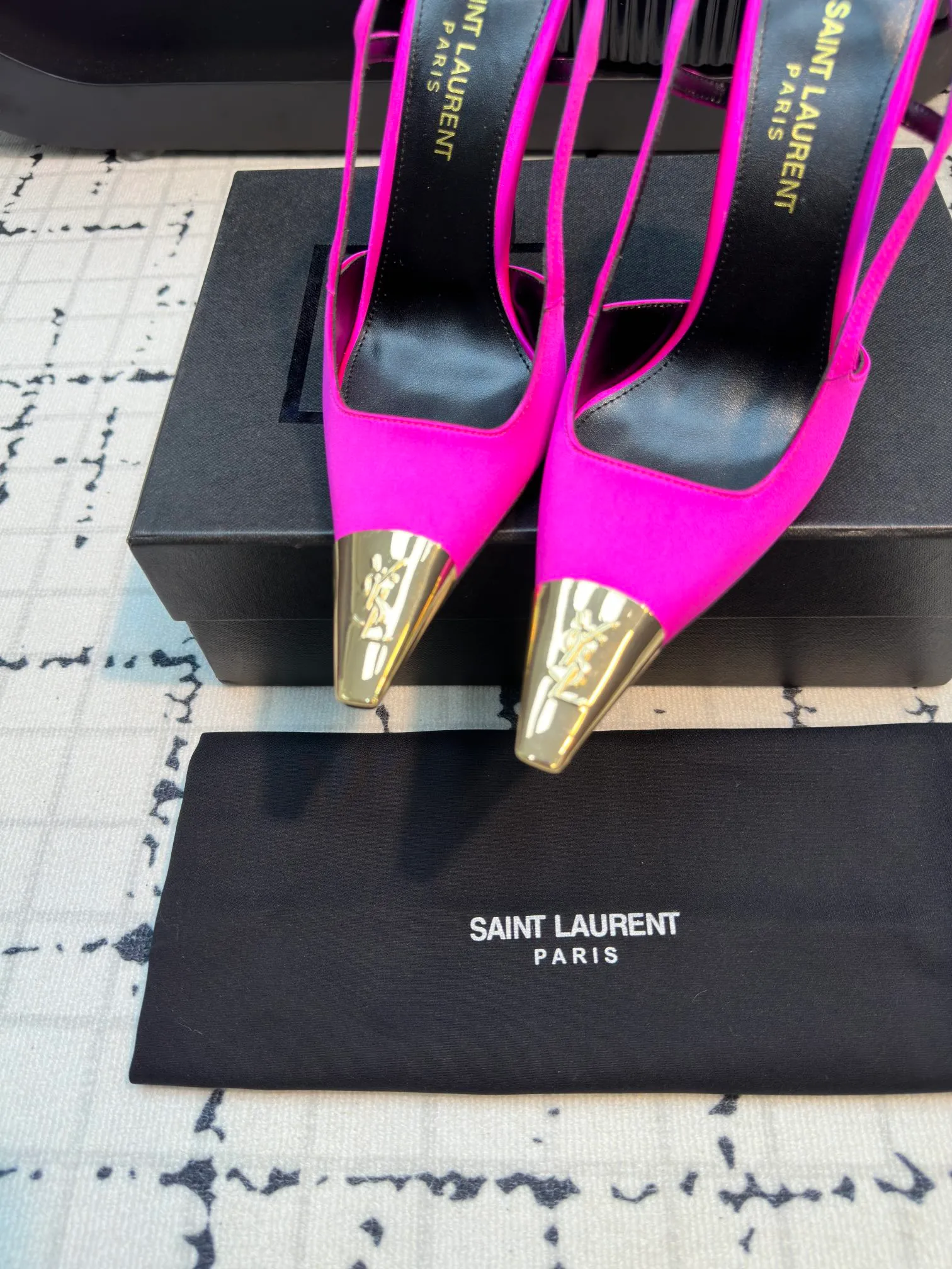 👟👟Ex-factory price 560👟👟 laurent 2025 spring and summer new YSL small gold-toed high heels, very stable on the foot, super heeling, feel free to buy! The heel is custom-made from a new mold. It is an exclusive heel. The height is the same as the original one to distinguish various incorrect versions! High-end sexy, ysl still understands women best❤️ Upper: Silk Lining: Sheepskin Sole: Italian genuine leather outsole Size: 35/40 (40 is custom-made and cannot be returned or exchanged)